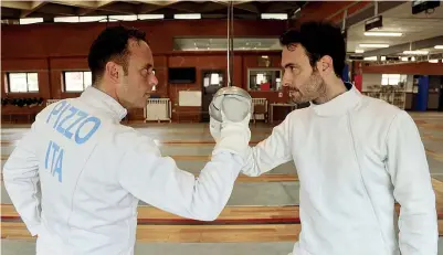  ?? ?? Insieme Paolo Pizzo, campione mondiale di scherma nel 2011, e Alessio Vassallo che lo interpreta nel film tv «La stoccata vincente»