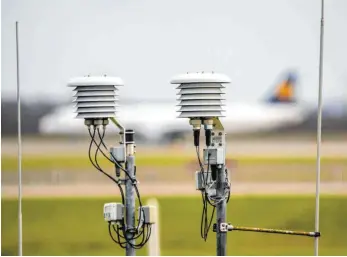  ?? FOTO: JOCHEN TACK/IMAGO MAGES ?? Zu Zeiten der Corona-Krise bleiben fast 95 Prozent der Flugzeuge am Boden, deshalb fehlt den Meteorolog­en eine wichtige Quelle für Wettermess­daten.