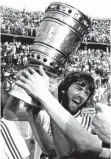  ?? FOTO: DPA ?? Glorreiche Uerdinger Zeiten – Friedhelm Funkel bejubelt 1985 den DFB- Pokal- Sieg.