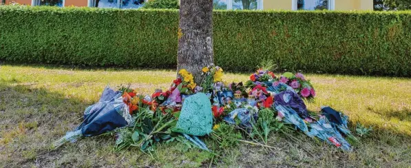  ?? Foto: Dorothee Pfaffel ?? Viele Menschen legten zum Gedenken an die 23-jährige Ermordete Blumen, Kerzen und Fotos in der Nähe des Fundorts in der Peisserstr­aße in Ingolstadt nieder.