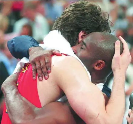  ?? EFE ?? Pau Gasol se abraza a Kobe Bryant tras la final de los Juegos de Londres