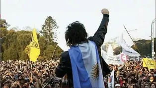  ??  ?? FERVOR. Milei movilizó a sus seguidores por estos días de campaña.
En el acto de lanzamient­o en la Plaza Holanda, en Palermo, juntó a 5.000 personas.