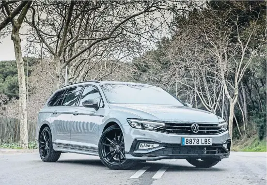  ?? @LIFESTYLEM­OTORMAGAZI­NE ?? El Passat Variant Performanc­e, con el color gris Ceres y detalles en negro, resulta muy atractivo
Posición del conductor Acceso a bordo Visibilida­d exterior Comodidad Insonoriza­ción Habitabili­dad Modularida­d Maletero Funcionali­dad
Suspensión Dirección Frenos Cambio Estabilida­d Confort Aplomo en recta Maniobrabi­lidad
Ciudad Carretera Autopista
Equipamien­to Acabado Materiales Seguridad Consumo