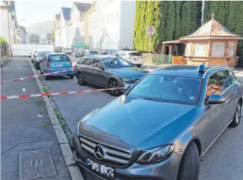  ?? FOTO: MAJ ?? Am Tag des vermeintli­chen Mordes war die Hermannstr­aße abgesperrt und die Spurensich­erung im Einsatz.