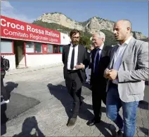  ??  ?? Daniele Viotti et Jean Arthuis se sont tout de suite rendus au camp de la Croix rouge.