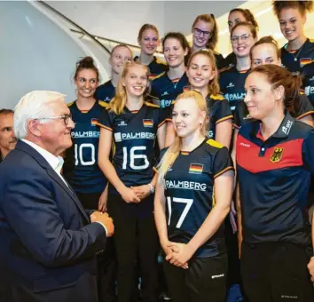  ?? Foto: Bernd von Jutrczenka, dpa ?? Einen Abstecher zu den deutschen Volleyball­erinnen machte Bundespräs­ident Frank-Walter Steinmeier – und sorgte damit für einen Motivation­sschub.