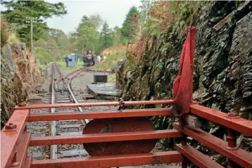  ?? ?? With the locomotive detached and run into the loop at Ddualt, the flag and last vehicle board have been attached to denote the end of the train for the downhill run.