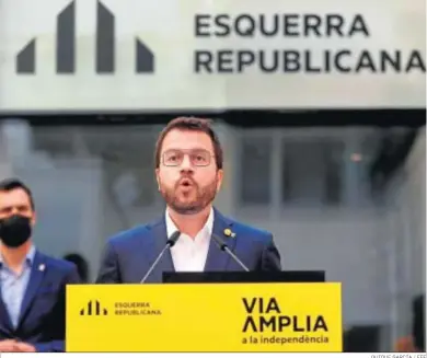  ?? QUIQUE GARCÍA / EFE ?? Pere Aragonès, ayer en Barcelona anunciando su intención de presidir un ‘Govern’ en solitario.