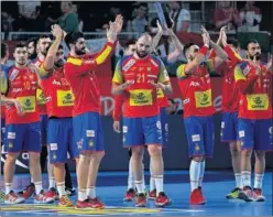  ??  ?? FELICES. Los Hispanos celebran con la afición el triunfo en el debut.