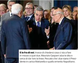  ??  ?? E io fra di voi. Invece di chiedersi cosa ci sta a fare in mezzo a quei due, Maurizio Gasparri alza le dita e cerca di dar loro la linea. Peccato che i due siano il Presidente in carica Mattarella e quello emerito Napolitano.