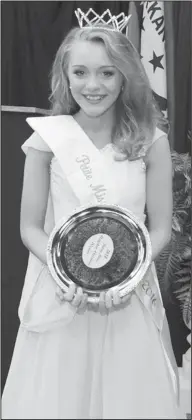  ?? Contribute­d Photo ?? Pageants: Petite Miss Hogskin Holidays 2016, Lauren Watt, shows her crown and plaque.