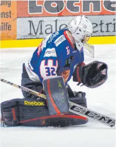  ?? FOTO: PRIVAT ?? Goalie David Heckenberg­er vom EV Ravensburg bot beim Sieg in der Regionalli­ga in Heilbronn wieder einmal eine starke Leistung.