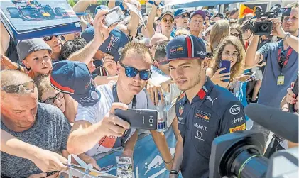  ?? RED BULL CONTENT POOL ?? Selfie. Max Verstappen es el único capaz de desafiar el reinado del inglés Hamilton.