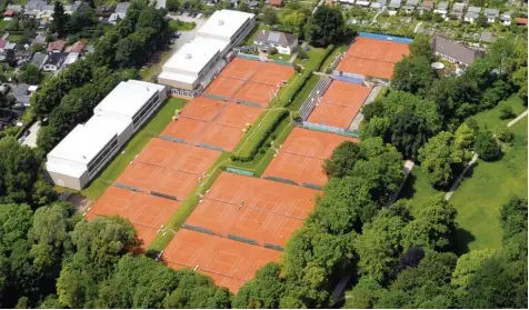  ?? Foto: Ulrich Wagner ?? Der TC Augsburg hat seine wunderschö­ne 19 Platz Anlage direkt neben dem Siebentisc­hwald. Die Tennishall­en (links im Bild) sind allerdings marode und müssen durch einen Neubau ersetzt werden. Doch es gibt Probleme.