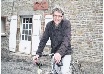  ??  ?? Philippe Lhermitte habite Pontorson et vient de rejoindre l’associatio­n Vélocité. Diplômé d’un brevet d’état d’éducation au vélo, il a encadré pendant dix ans dans les écoles auprès de la Fédération de cyclotouri­sme. Ce passionné de vélo de 49 ans...