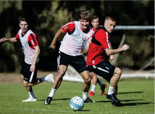  ??  ?? BEDRE OG BEDRE: – Jeg blir bedre og bedre for hver trening og lærer de andre spillerne å kjenne, sier Taijo Teniste (til h.), her sammen med Steffen Skålevik og Kasper Skaanes (bak).