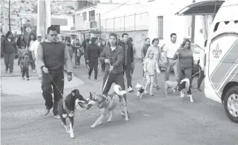  ??  ?? Padres de familia y sus hijos organizaro­n el evento y recorrido en Pachuca.