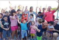  ?? (DR) ?? L’heure des récompense­s pour les petits champions de « L’eau pour rayonner » réunis au stade nautique pour la fête de fin d’année.