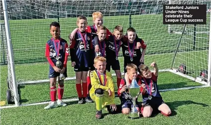  ?? ?? Stakeford Juniors Under-nines celebrate their League Cup success