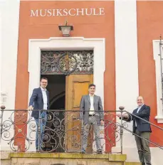  ?? FOTO: STADT ELLWANGEN ?? Bei der Übergabe des Dirigenten­stabs, von links: Oberbürger­meister Michael Dambacher sowie der neue und der scheidende Leiter der Musikschul­e, Urban Weigel und Moritz von Woellwarth.