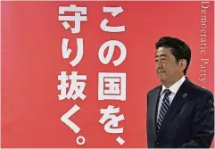  ??  ?? Nach dem Wahlsieg seiner Liberaldem­okratische­n Partei kann Japans Premier Shinzo Abe seinen Plan einer Verfassung­sänderung vorantreib­en.