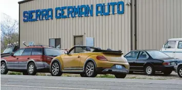  ?? Foto: Michael Gebhardt ?? Wunsch und Wirklichke­it: Obwohl Trump das nicht gefällt, sind Autos „Made in Germany“überall in den USA präsent. Hier stehen ein VW Käfer und ein BMW 633 CSI vor einer Werkstatt in der Sierra Nevada (Kalifornie­n).