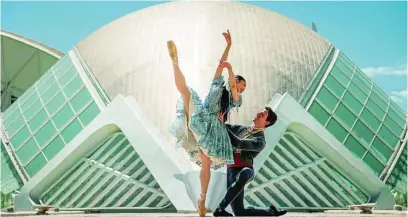  ?? LA RAZÓN ?? Bailarines del Ballet Nacional, frente al Hemisfèric, en València