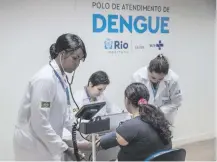  ?? ?? Trabajador­es de la salud revisan a una paciente, en Río.