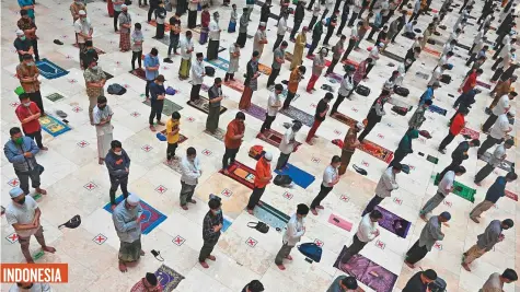  ?? AFP ?? INDONESIA
People offer prayers on the first night of Ramadan at the Istiqlal grand mosque in Jakarta on Tuesday.