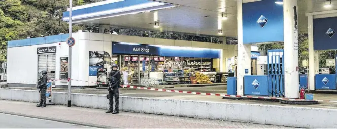  ?? Dpa-BILD: Schulz ?? Nach den tödlichen Schüssen sicherten Polizisten die Tankstelle in Idar-Oberstein ab. Ein Maskengegn­er hatte den Kassierer erschossen.