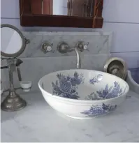  ?? ?? right The owner chose a marble that resembled whiter marbles used in Victorian times. The small mirror came from a flea market.