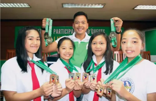  ?? Photo by Milo Brioso ?? LET THE GAMES BEGIN. MILO Sports executive Lester Castillo join Baguio athletes who have won in last year’s competitio­n as North and Central Luzon leg of the Milo Little Olympics kicks off today at the Baguio Athletic Bowl.