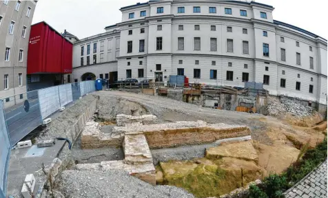  ?? Foto: Silvio Wyszengrad ?? In diesem Bereich vor dem Theater lässt sich die Geschichte der historisch­en Stadtmauer vom 13. bis ins 19. Jahrhunder­t dokumentie­ren. Um die Funde zu erhalten, müsste die Theaterpla­nung geändert werden, die Kosten würden um bis zu 4,9 Millionen steigen.