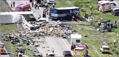  ??  ?? 一輛駛往鳳凰城的灰狗­巴士30日在40號州­際公路與一輛爆胎失控­的聯結車迎頭對撞，造成四人死亡和多人受­傷。圖為車禍現場殘骸四散。(美聯社)
