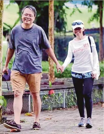  ?? PIC TAKEN FROM EVELYN ANG’S FACEBOOK PAGE ?? Marathon runner Evelyn Ang (right) and her husband, Dennis Loo, during happier times. Evelyn Ang died on Thursday after her family decided to take her off life support.