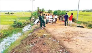  ?? VD7NEWS ?? Five women were killed when their car overturned on National Road 6 in Prey Tahou district’s Prey Tahou village in Kampong Thom province.