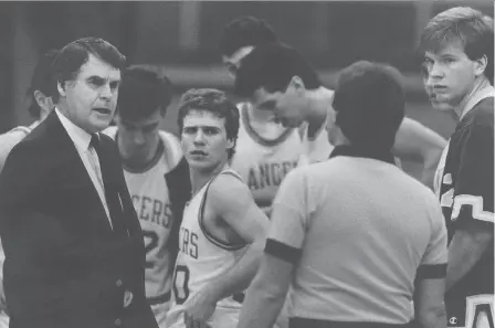  ?? POSTMEDIA FILES ?? Legendary Lancers basketball coach Paul (Doc) Thomas, left, has some words for a referee during a University of Windsor basketball game in 1986. Thomas, a member of the Canadian Basketball Hall of Fame, died Thursday at the age of 91.