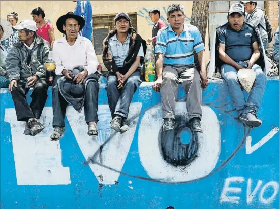  ?? JUAN KARITA / AP ?? Seguidores de Evo Morales, durante una asamblea para decidir el rumbo de las protestas, ayer en la localidad boliviana de Sacaba
