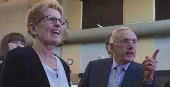  ?? ADRIAN WYLD/THE CANADIAN PRESS FILE PHOTO ?? Premier Kathleen Wynne with Infrastruc­ture Minister Bob Chiarelli. Many have “turned on her,” a new poll finds.