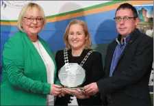  ?? Photos by Domnick Walsh. ?? Cllr Norma Moriarty (centre) with Jennifer and Mike Flaherty, accepting on behalf of Tom Murphy.