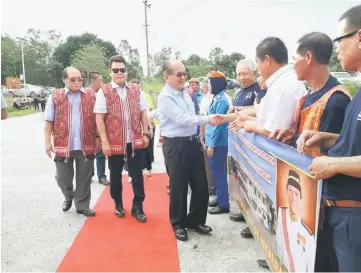  ??  ?? Uggah greeting members of the welcoming troupe while Rayong and Nyallau (left) witness.