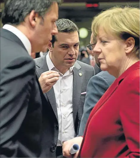  ?? Tensiones. ?? Matteo Renzi, Alexis Tsipras, Martin Schulz y Angela Merkel conversan antes del inicio del Consejo Europeo