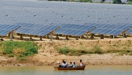  ??  ?? Inauguré en mai, le Gujarat Solar Park, situé dans le nord de l’Inde, est la plus grande centrale solaire photovolta­ïque du monde, avec une capacité de 600 MW. La centrale solaire de Sarnia, en Ontario, inaugurée en 2010, est l’une des plus grandes...