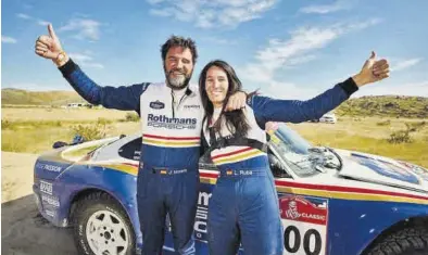  ?? SERVICIO ESPECIAL ?? Juan Morera y Lidia Ruba, durante el Dakar 2024 con su Porsche 959 detrás.