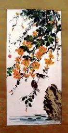  ??  ?? LINDA Chua Kwok’s hand-painted watercolor scroll featuring traditiona­l Chinese flowers