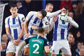  ??  ?? As faltas marcadas por mão na bola são das que provocam maior discussão