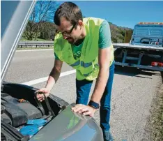  ??  ?? Diagnose: Keilriemen gerissen. Für Roman Mayerhofer ist die Fahrt nach der Aus fahrt Bad Grönenbach zu Ende. Rechts wartet schon der Abschleppw­agen.