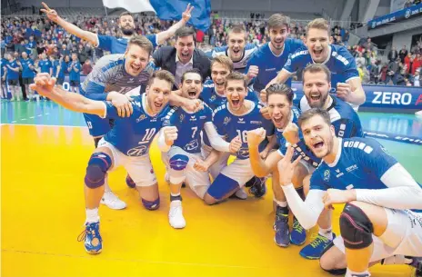  ?? FOTO: GUENTER KRAM ?? Die VfB-Volleyball­er schwimmen derzeit auf einer Erfolgswel­le. Auch Tief „Andreas“bringt die Mannschaft nicht aus dem Konzept.