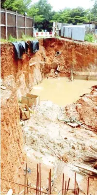  ??  ?? The scene of the mudslide incident at Mississipp­i Street, Maitama district of Abuja