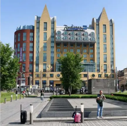  ?? FOTO JAN VAN DER PERRE ?? Het Radisson Blu op het Koningin Astridplei­n opent vandaag opnieuw, met slechts 15% gereservee­rd.